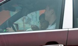 美国人深夜爆料新闻视频,美国人爆料最新热点新闻视频